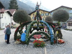 Osterbrunnen am Florianiplatz in Bad Reichenhall.